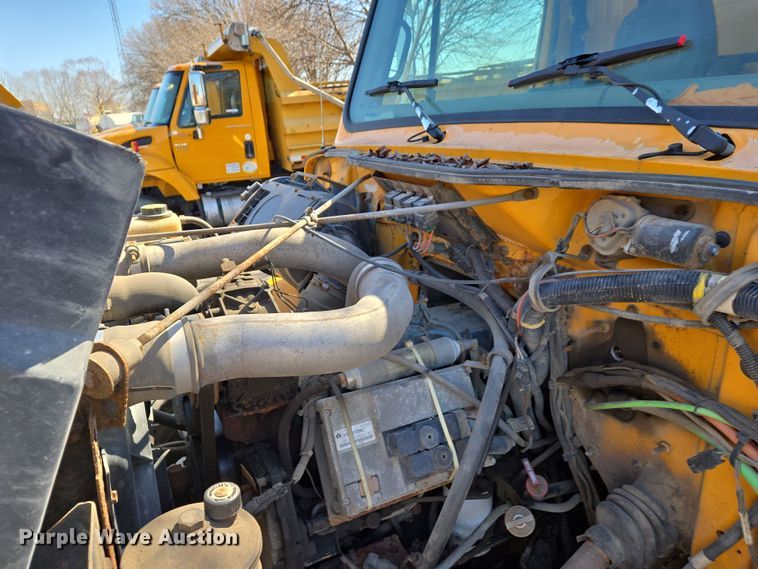 image for item EJ7346 2002 International 4900 dump truck