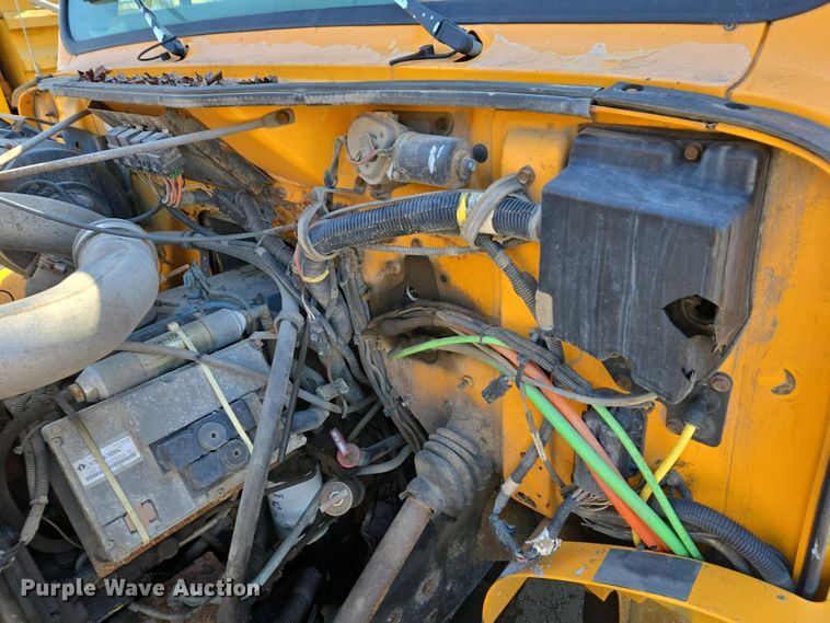 image for item EJ7346 2002 International 4900 dump truck