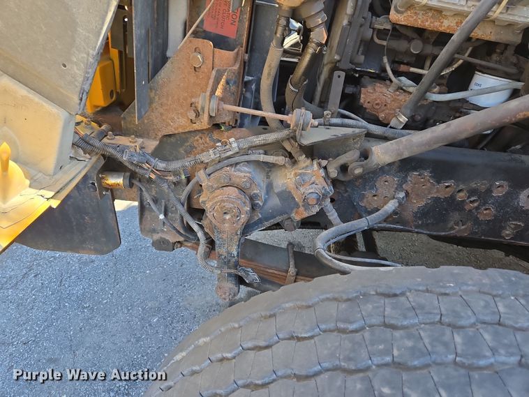 image for item EJ7346 2002 International 4900 dump truck