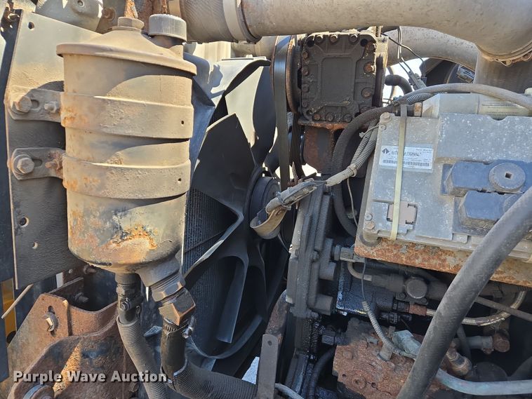 image for item EJ7346 2002 International 4900 dump truck