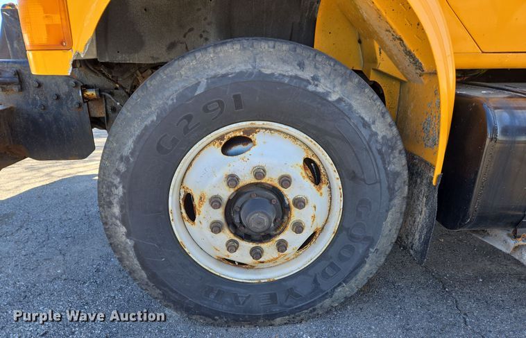 image for item EJ7346 2002 International 4900 dump truck