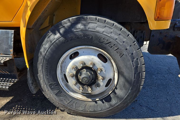 image for item EJ7346 2002 International 4900 dump truck