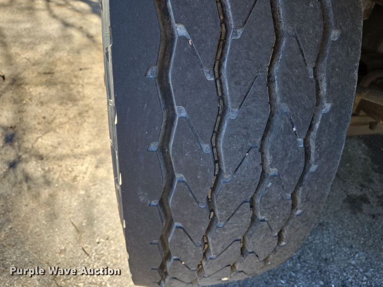 image for item EJ7346 2002 International 4900 dump truck