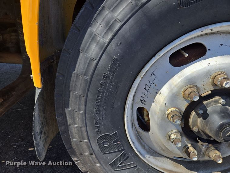 image for item EJ7346 2002 International 4900 dump truck