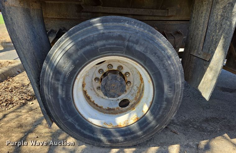 image for item EJ7346 2002 International 4900 dump truck