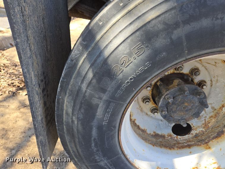 image for item EJ7346 2002 International 4900 dump truck