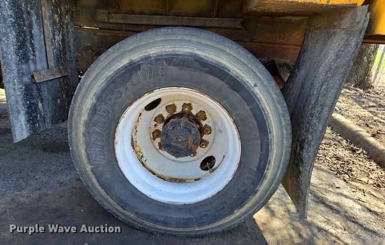 image for item EJ7346 2002 International 4900 dump truck