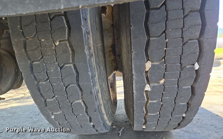 image for item EJ7346 2002 International 4900 dump truck