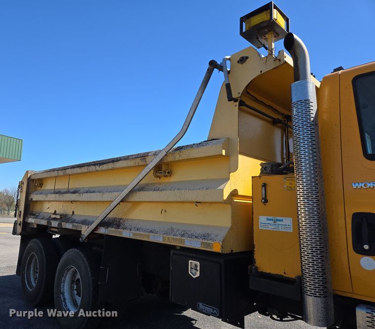 image for item EJ7347 2011 International 7500 dump truck