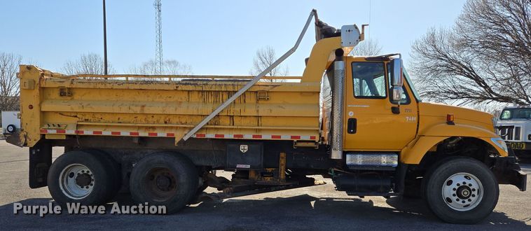 image for item EJ7348 2006 International 7400 dump truck