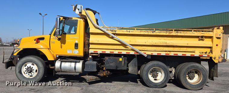 image for item EJ7348 2006 International 7400 dump truck