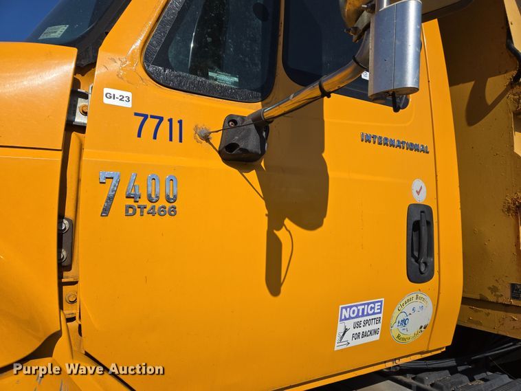 image for item EJ7348 2006 International 7400 dump truck