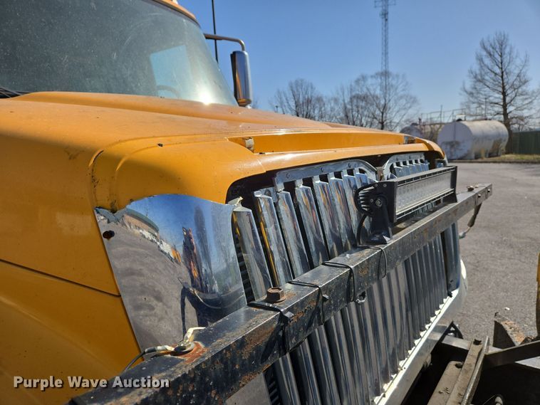 image for item EJ7348 2006 International 7400 dump truck