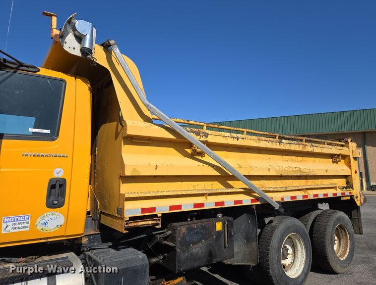 image for item EJ7348 2006 International 7400 dump truck