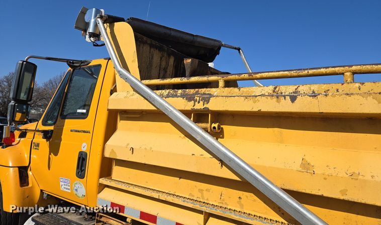 image for item EJ7348 2006 International 7400 dump truck