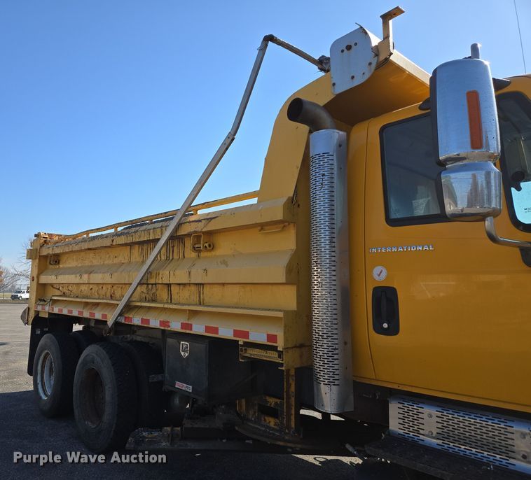 image for item EJ7348 2006 International 7400 dump truck