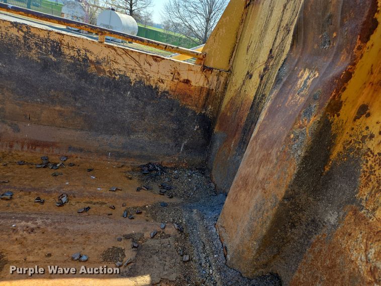 image for item EJ7348 2006 International 7400 dump truck