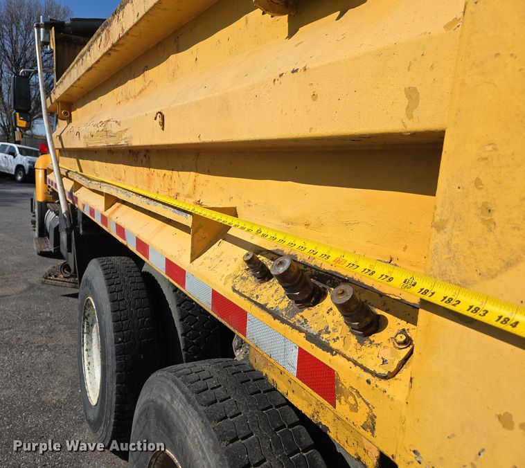 image for item EJ7348 2006 International 7400 dump truck