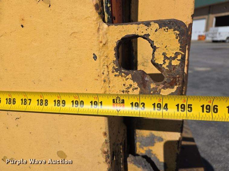 image for item EJ7348 2006 International 7400 dump truck