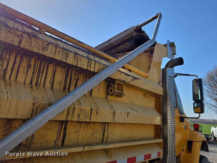 image for item EJ7348 2006 International 7400 dump truck