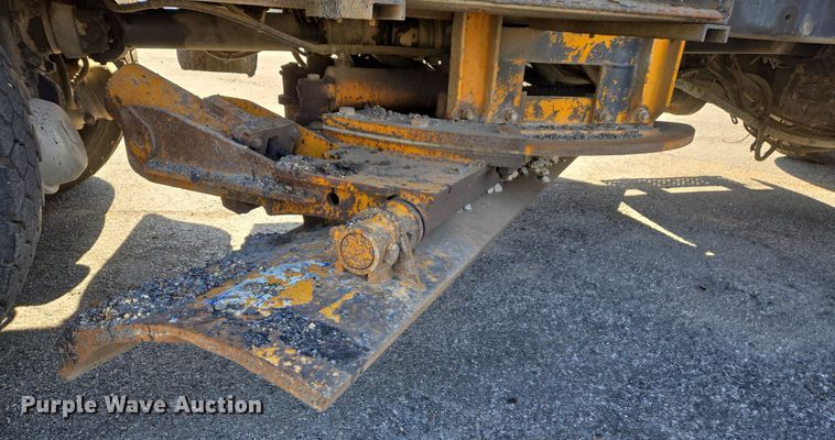 image for item EJ7348 2006 International 7400 dump truck