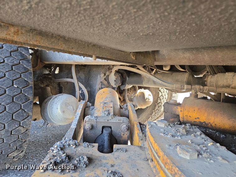 image for item EJ7348 2006 International 7400 dump truck