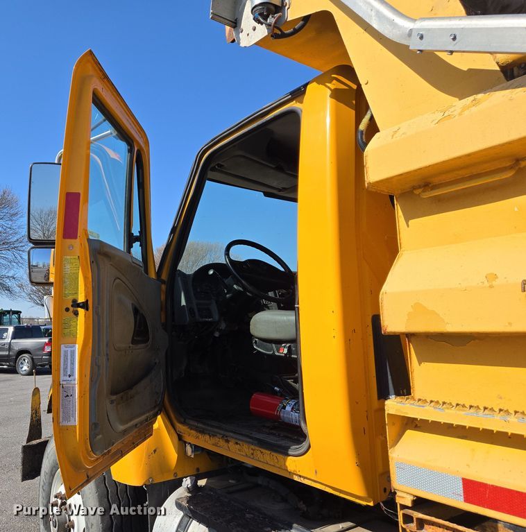 image for item EJ7348 2006 International 7400 dump truck