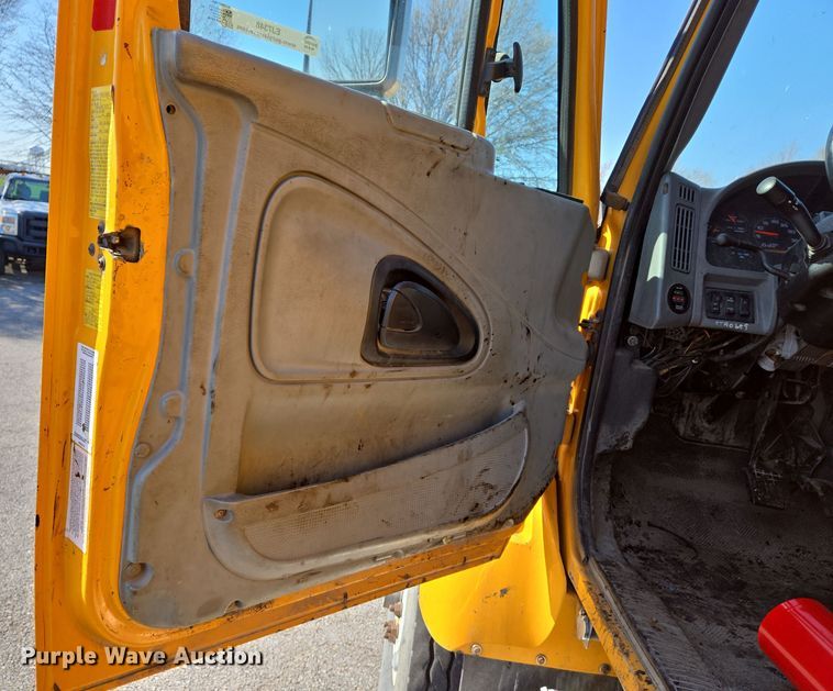 image for item EJ7348 2006 International 7400 dump truck