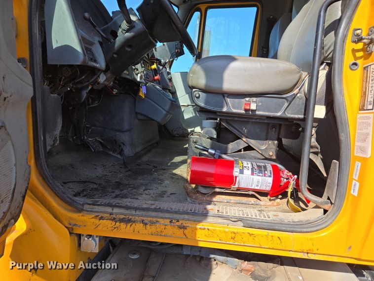 image for item EJ7348 2006 International 7400 dump truck