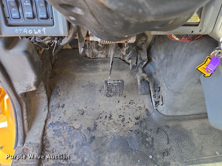 image for item EJ7348 2006 International 7400 dump truck