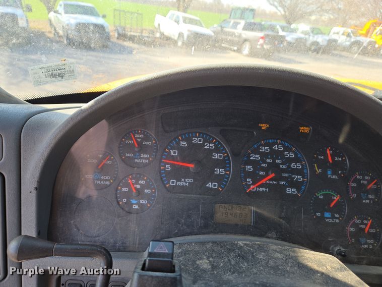 image for item EJ7348 2006 International 7400 dump truck