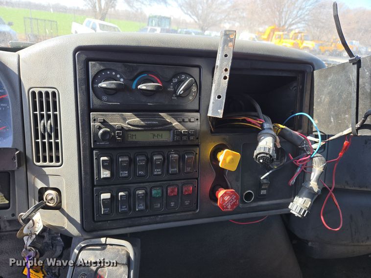 image for item EJ7348 2006 International 7400 dump truck