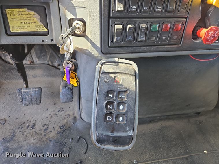 image for item EJ7348 2006 International 7400 dump truck