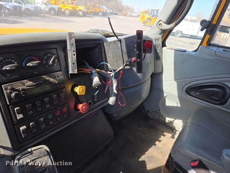 image for item EJ7348 2006 International 7400 dump truck