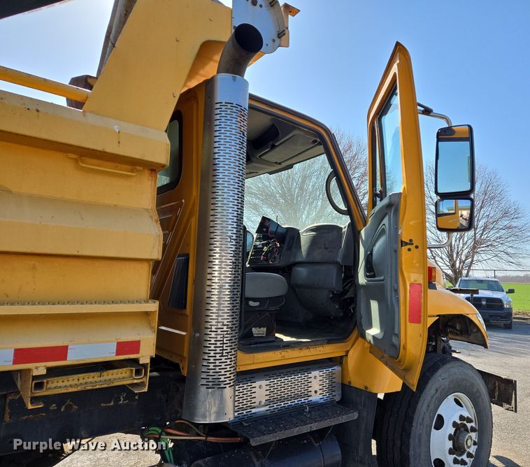 image for item EJ7348 2006 International 7400 dump truck