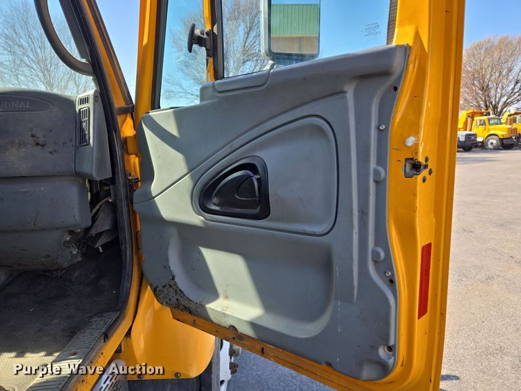 image for item EJ7348 2006 International 7400 dump truck