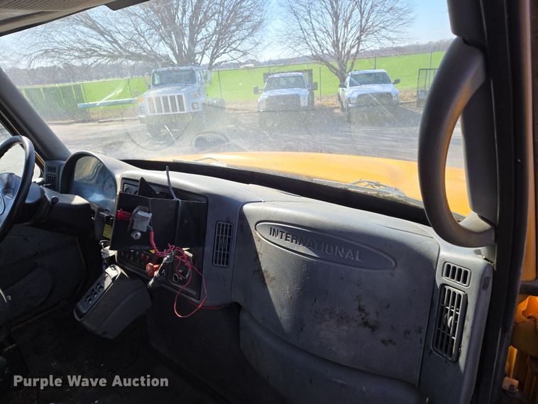 image for item EJ7348 2006 International 7400 dump truck