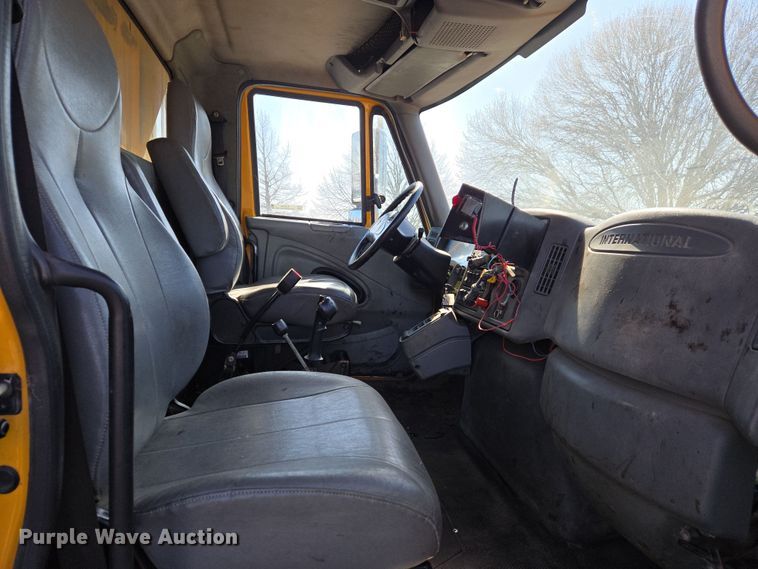 image for item EJ7348 2006 International 7400 dump truck