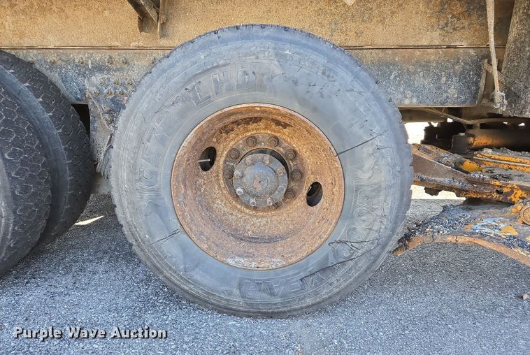image for item EJ7348 2006 International 7400 dump truck