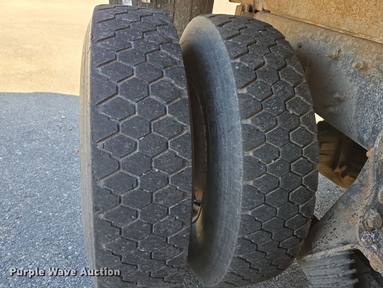 image for item EJ7348 2006 International 7400 dump truck