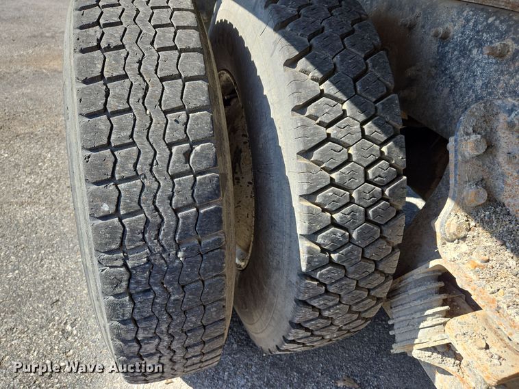 image for item EJ7348 2006 International 7400 dump truck