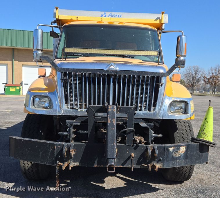 image for item EJ7349 2006 International 7400 dump truck