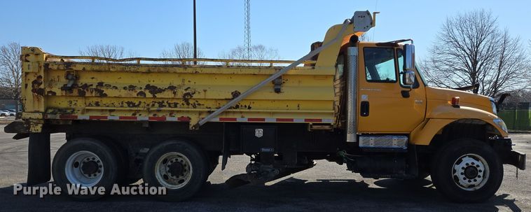 image for item EJ7349 2006 International 7400 dump truck