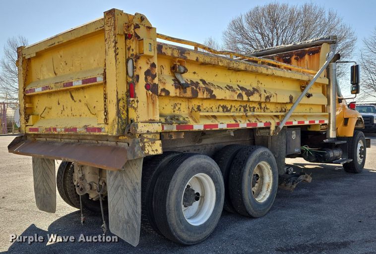 image for item EJ7349 2006 International 7400 dump truck