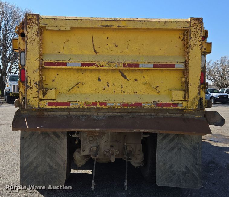 image for item EJ7349 2006 International 7400 dump truck