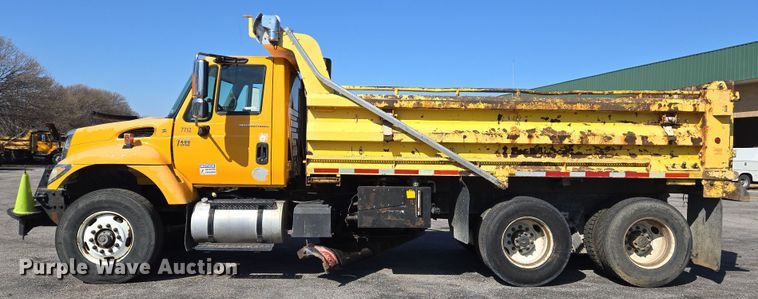 image for item EJ7349 2006 International 7400 dump truck