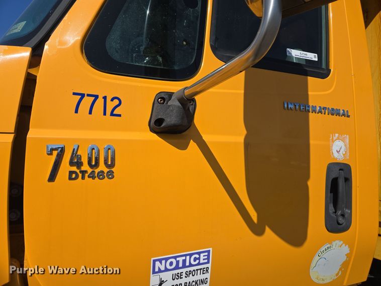 image for item EJ7349 2006 International 7400 dump truck