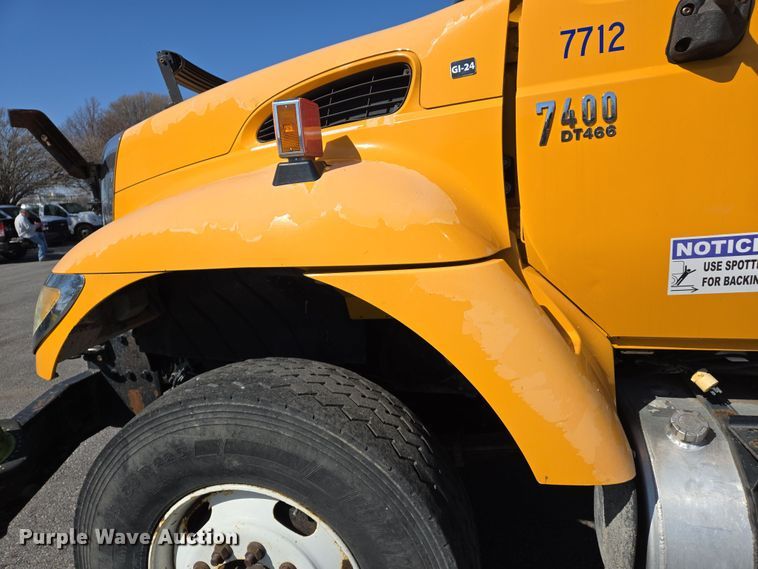 image for item EJ7349 2006 International 7400 dump truck