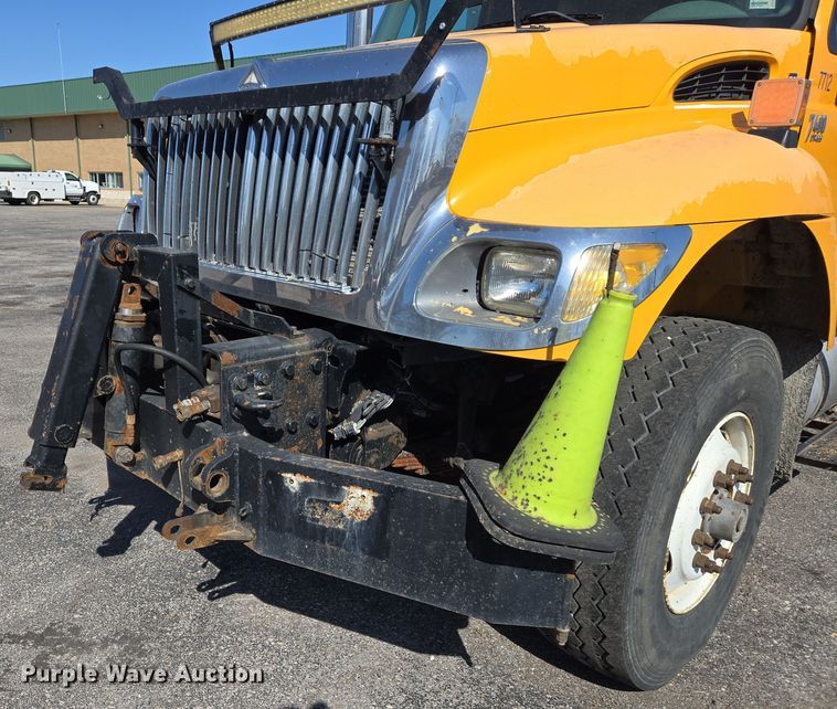 image for item EJ7349 2006 International 7400 dump truck