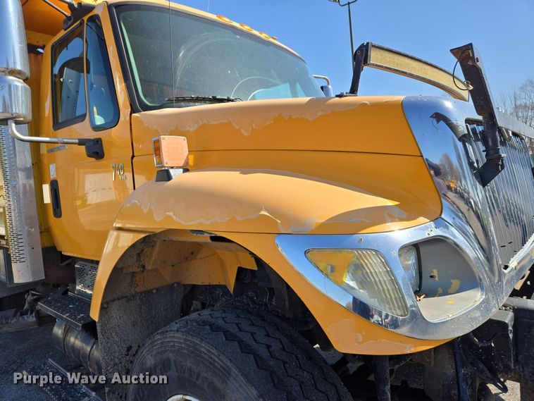 image for item EJ7349 2006 International 7400 dump truck